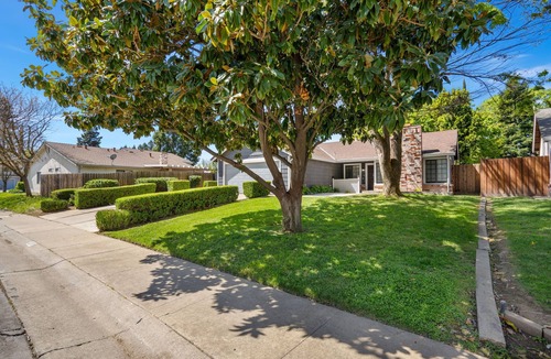 South Natomas House | Comfortable Modern 4 Bedroom/2 Bath Entire Home