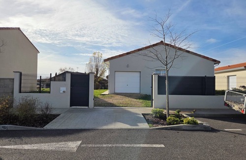 Peyssies House | Comfortable new house in quiet neighborhood 5 minutes from A64 motorway