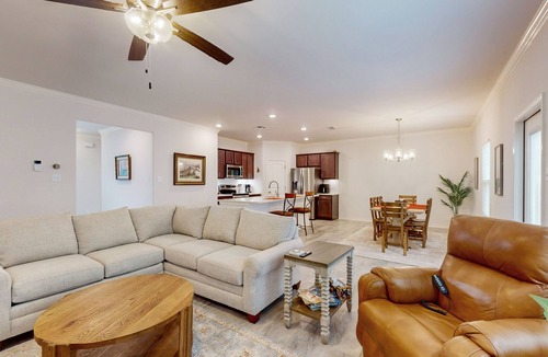 San Patricio County House | Comfortable open concept home with full kitchen, internet and W/D