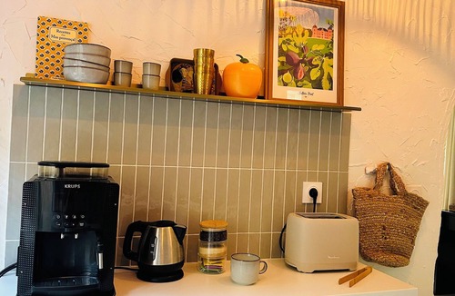 Sollies Pont Apartment | Comfortable outbuilding - rated 4 stars