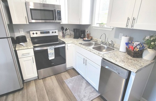 Portsmouth Cottage | Comfortable & Private 2 Bedrm Cottage w/King bed.