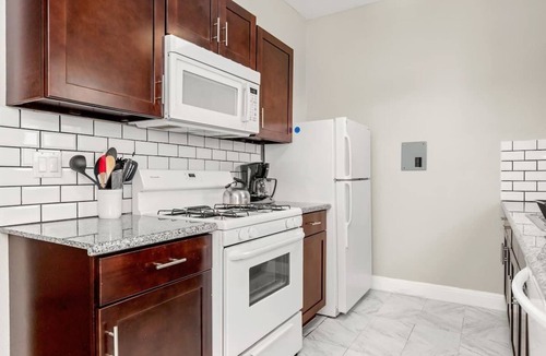Midtown Apartment | Comfortable Queen bed Near it All