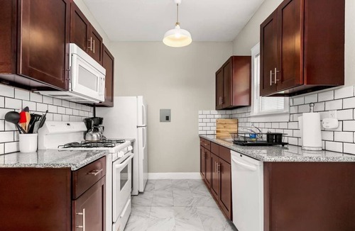 Midtown Apartment | Comfortable Queen bed Near it All