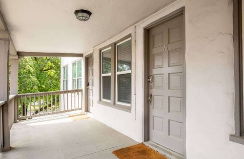 Midtown Apartment | Comfortable Queen bed Near it All