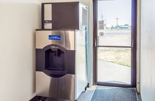 Shelby Hotel | Comfortable Queen Stay! Free On-site Parking, Close to Local Dining!