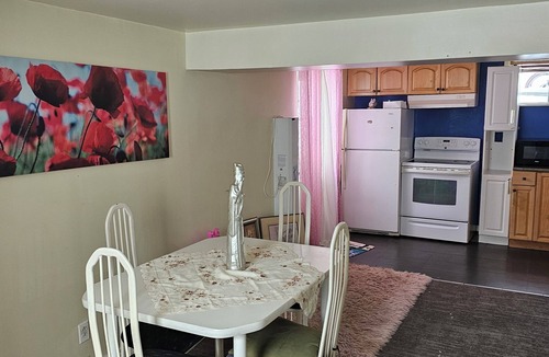 Fabreville House | Comfortable & Relaxing Private Apartment in Laval, Minutes from Everything