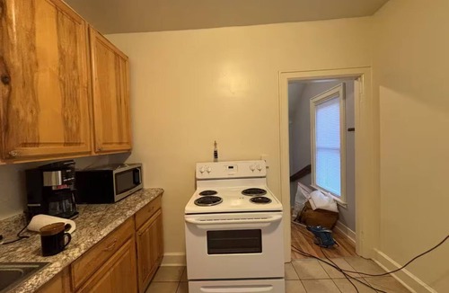 Old North End Apartment | Comfortable retreat~step into downtown ~3bdr/1ba