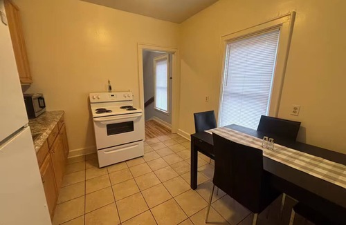 Old North End Apartment | Comfortable retreat~step into downtown ~3bdr/1ba