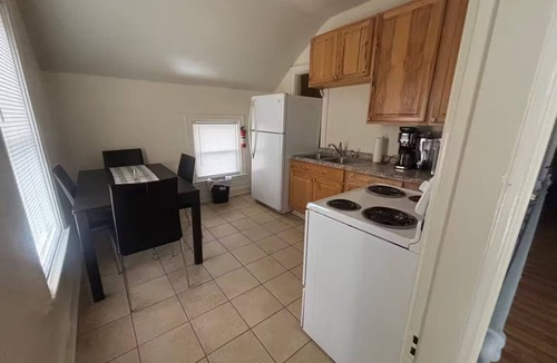 Old North End Apartment | Comfortable retreat~step into downtown ~3bdr/1ba