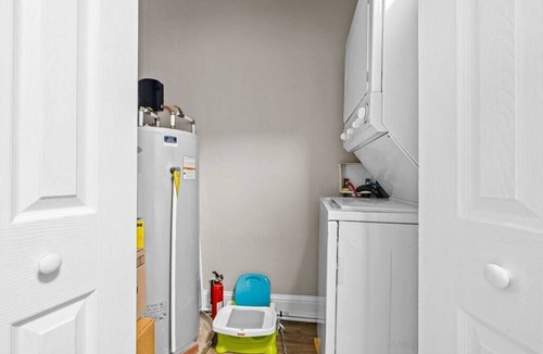 Portsmouth Apartment | Comfortable retreat w/backyard & parking
