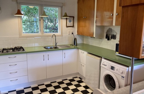 Ostend Cottage | Comfortable retro bach, close to everything