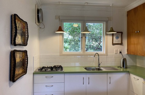 Ostend Cottage | Comfortable retro bach, close to everything