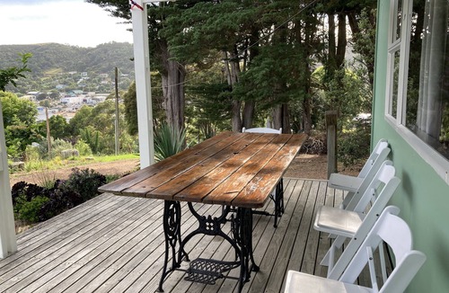 Ostend Cottage | Comfortable retro bach, close to everything