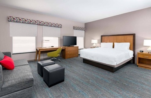 North Clayton Hotel | Comfortable Room a Short Drive from Missouri Botanical Gardens and Forest Park