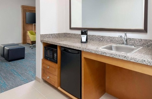 North Clayton Hotel | Comfortable Room a Short Drive from Missouri Botanical Gardens and Forest Park
