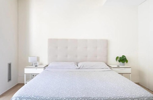 Esquerra de l'Eixample Apartment | Comfortable Room Barcelona Center