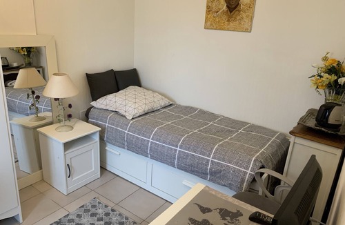 Vaulx-en-Velin Bed & Breakfast | Comfortable room for 3 people