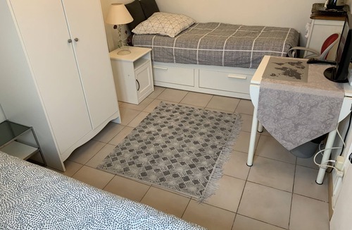 Vaulx-en-Velin Bed & Breakfast | Comfortable room for 3 people