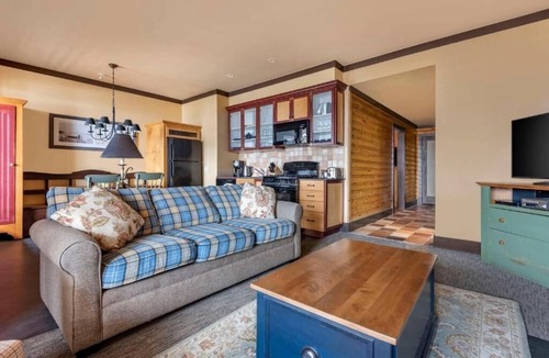 The Blue Mountains Hotel | Comfortable Room Near Blue Mountain Village – Balcony & Fireplace