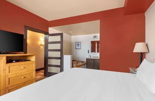 The Blue Mountains Hotel | Comfortable Room Near Blue Mountain Village – Balcony & Fireplace