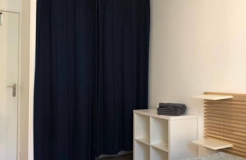 Les Epinettes House | Comfortable room near train station