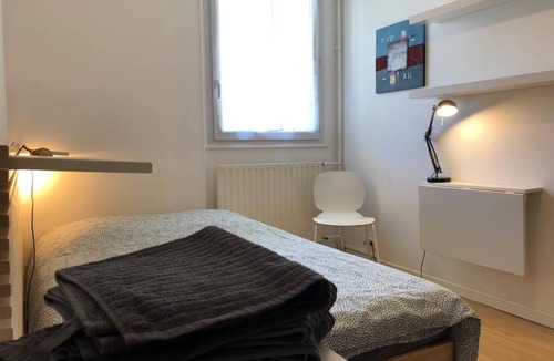 Les Epinettes House | Comfortable room near train station