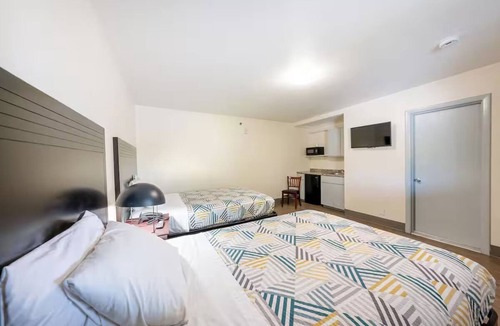 Hollywood District Hotel | Comfortable Room Near Public Transit – Great Value