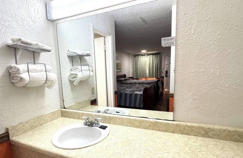 Victoria Hotel | Comfortable Room w/Free Parking, Near Victoria Attractions!