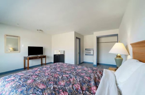 Clute Hotel | Comfortable Room w/Free Parking for a Relaxed & Convenient Stay