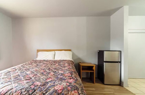 Clute Hotel | Comfortable Room w/Free Parking, Brazosport Museum - 2.2 miles away