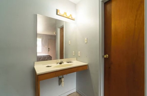 Clute Hotel | Comfortable Room w/Free Parking, Brazosport Museum - 2.2 miles away