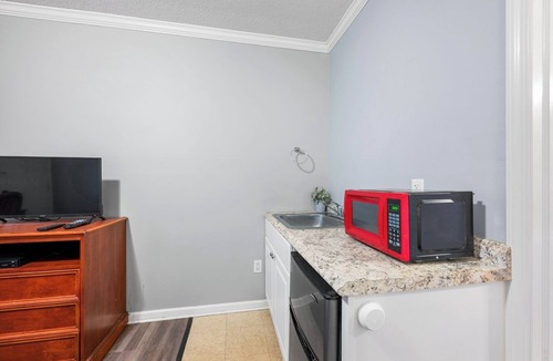 Riverview Apartment | Comfortable Room With Bath in Brownstown