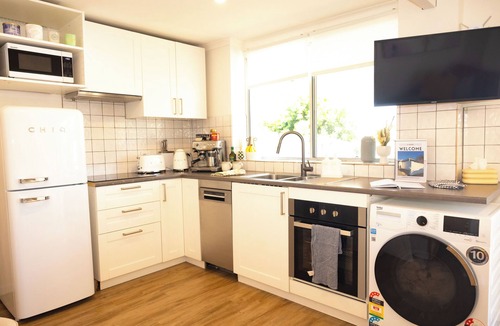 Scarborough Villa | Comfortable Seaside Studio & Courtyard