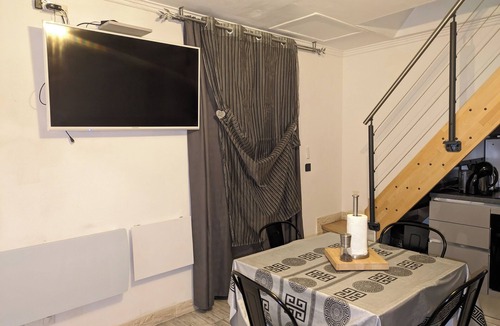 Le Pontet Apartment | Comfortable self-contained apartment with air conditioning 3 km from Avignon ramparts