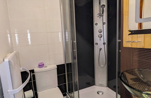 Le Pontet Apartment | Comfortable self-contained apartment with air conditioning 3 km from Avignon ramparts