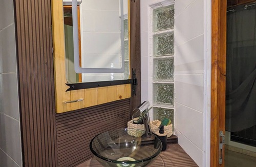 Le Pontet Apartment | Comfortable self-contained apartment with air conditioning 3 km from Avignon ramparts