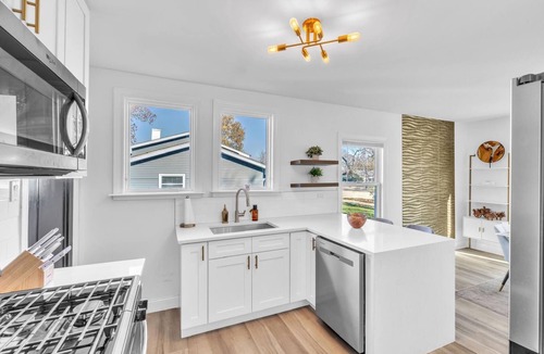 Downers Grove House | Comfortable SFH for Families & Groups Easy Walk to Local Shops and Eateries