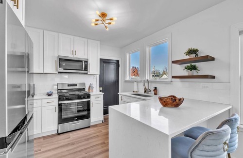 Downers Grove House | Comfortable SFH for Families & Groups Easy Walk to Local Shops and Eateries