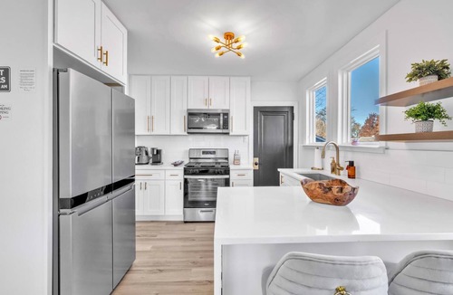 Downers Grove House | Comfortable SFH for Families & Groups Easy Walk to Local Shops and Eateries
