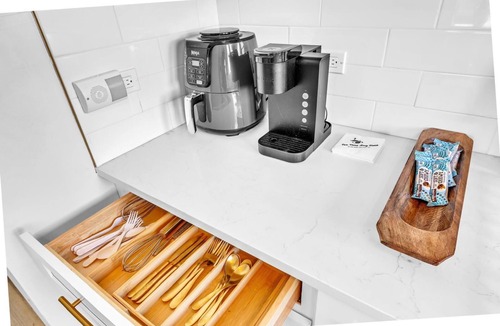 Downers Grove House | Comfortable SFH for Families & Groups Easy Walk to Local Shops and Eateries