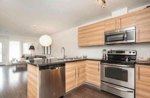 Winnipeg Condo | Comfortable Sherbrook Condo | 2 Bed | 1 Bath |