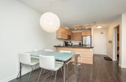 Winnipeg Condo | Comfortable Sherbrook Condo | 2 Bed | 1 Bath |