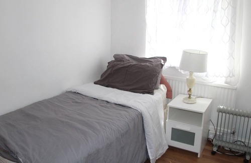 Gipsy Hill Apartment | Comfortable Single Bedroom Shared - Garden View