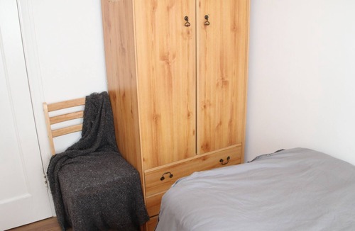 Gipsy Hill Apartment | Comfortable Single Bedroom Shared - Garden View