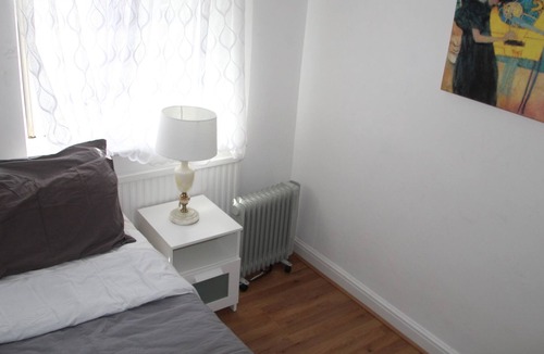 Gipsy Hill Apartment | Comfortable Single Bedroom Shared - Garden View