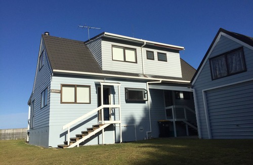 Onemana House | Comfortable, spacious family beach house