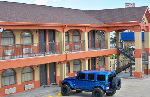 Beaumont House | Comfortable & Spacious Room: Mini-Fridge, Flat Panel TV & Free Breakfast