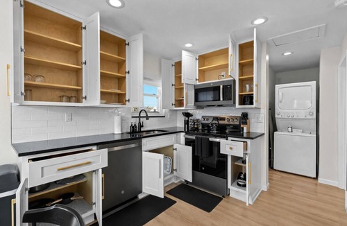 Eastpointe Apartment | Comfortable & Spacious 1BR in Eastpointe