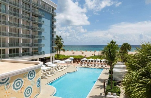 Singer Island Hotel | Comfortable Spot w/Oceanview | Bar & Restaurant