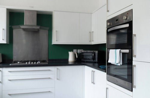 Leicester House | Comfortable Stay At Sangha Walk Sleeps 9 Free Parking